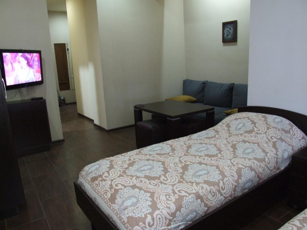 Apartment Paronyan 22 耶烈万 外观 照片